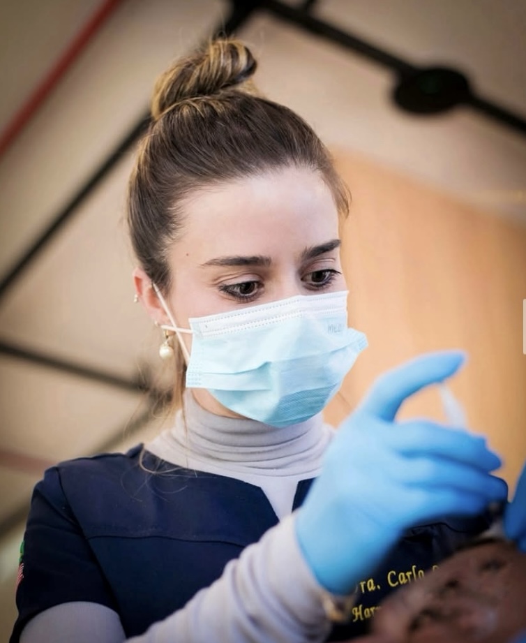 Dra. Carla de Montalvão realizando um procedimento de harmonização facial